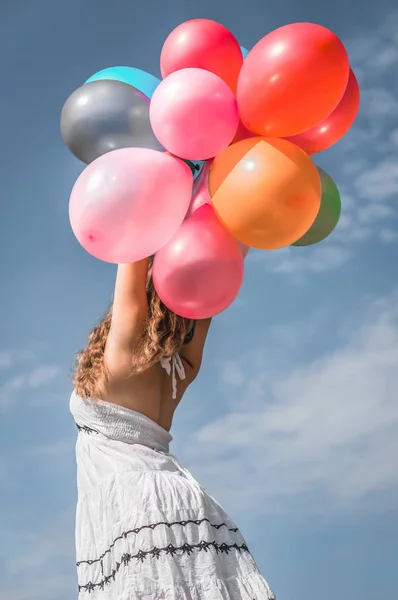 Chica joven con globos de aire de colores — Foto de Stock