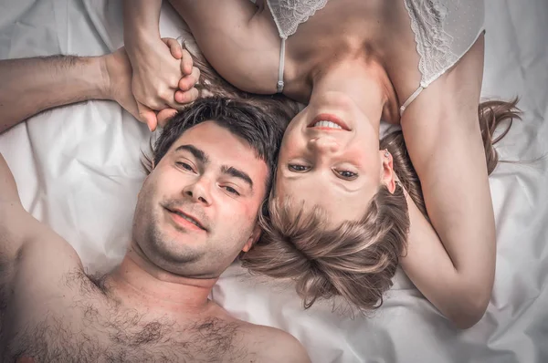 Bovenaanzicht van een liefdevol paar samen in bed liggen — Stockfoto