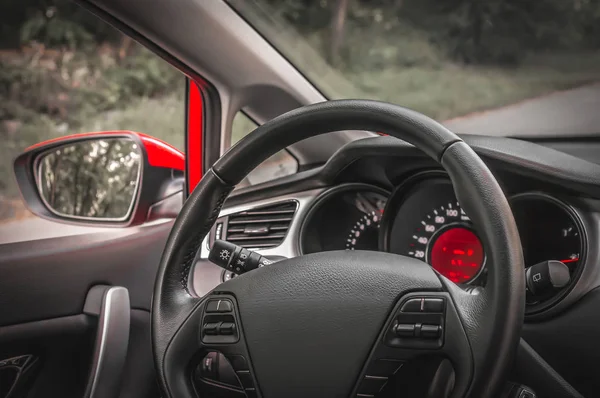 Interior do carro com volante e painel — Fotografia de Stock