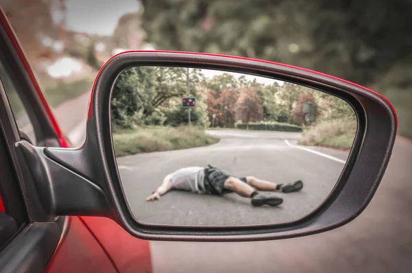 車にひかれる男とバックミラー — ストック写真