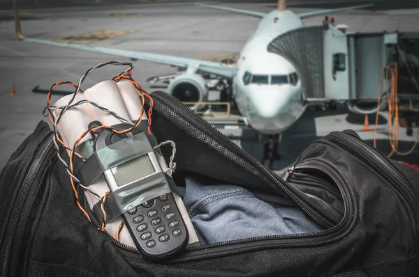 Bomba dinamite con telefono in borsa terroristica in aeroporto — Foto Stock