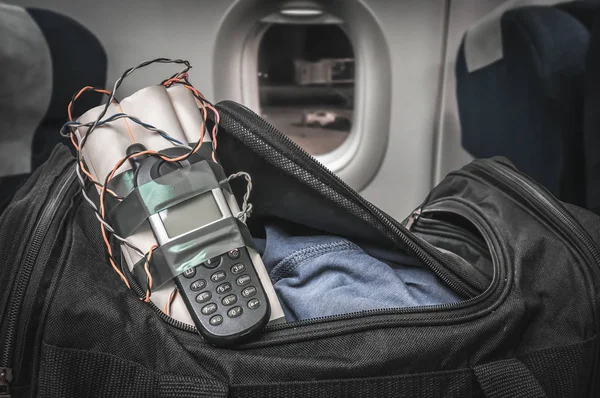 Динамическая бомба с телефоном в террористической сумке внутри самолета — стоковое фото