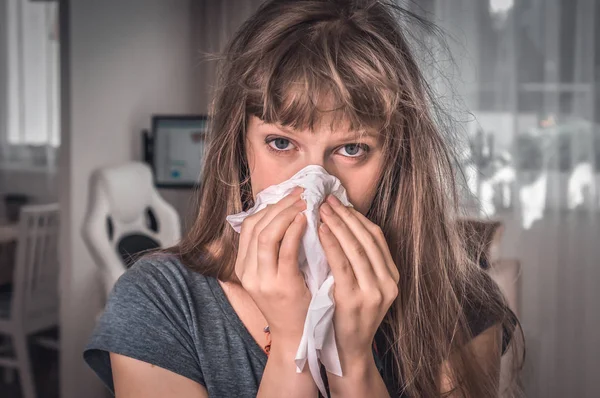 Wanita sakit dengan flu atau bersin dingin ke dalam saputangan — Stok Foto