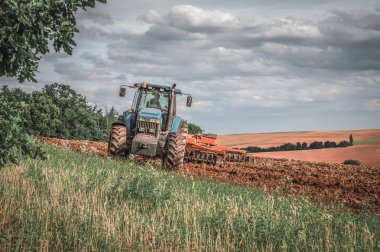 Traktör bir saha-tarım ve Agronomi konsepti