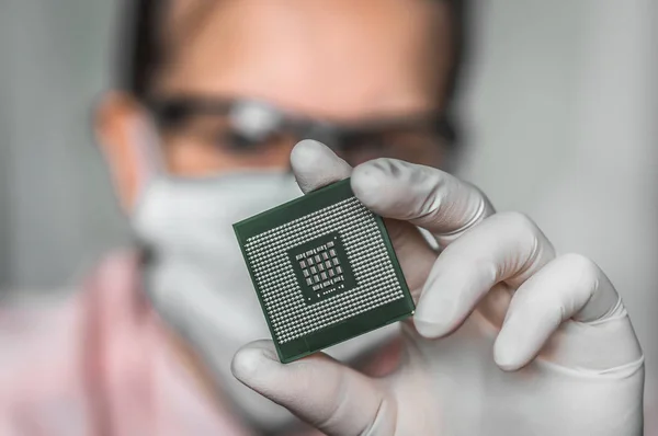 Scientist showing the computer microchip — Stock Photo, Image