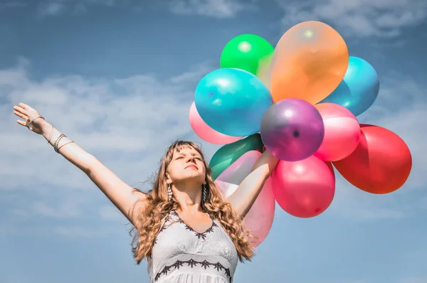 Chica joven con globos de aire de colores — Foto de Stock