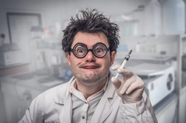 Сумасшедший ученый проводит эксперименты в своей лаборатории — стоковое фото