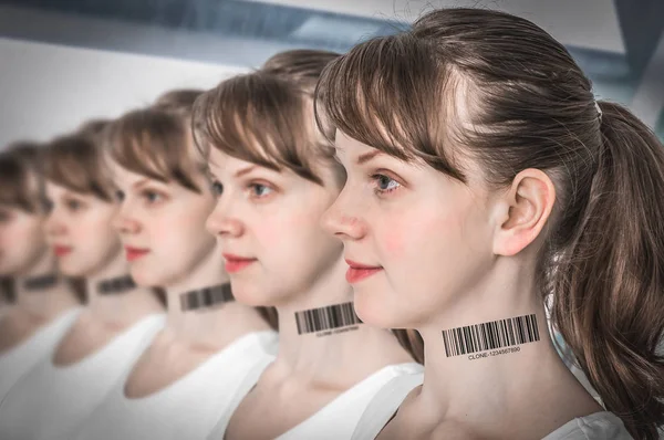 Många kvinnor i rad med streckkod - genetiska klon koncept — Stockfoto