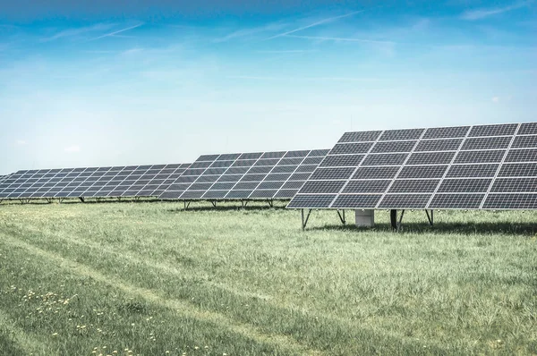 Solarkraftwerk mit erneuerbarer Energie aus der Sonne — Stockfoto