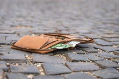 Sokakta para ile Kayıp deri cüzdan