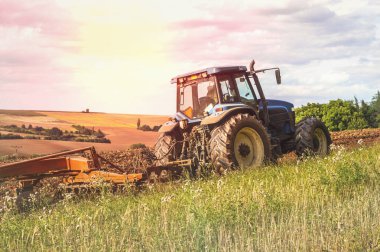 Traktör sahada.