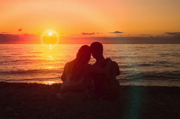 Silhouette of a loving couple at sunset — Stock Photo, Image