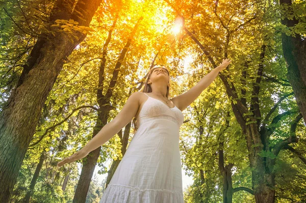 Mujer joven está disfrutando del sol en un día soleado — Foto de Stock