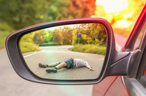 Rearview mirror with a man hit by a car — Stok Foto