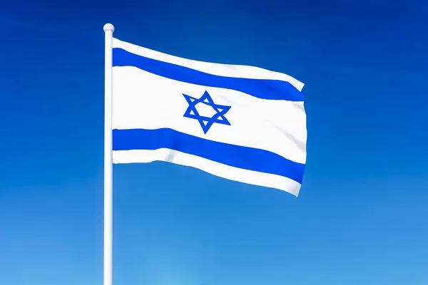 Acenando bandeira de Israel no fundo do céu azul — Fotografia de Stock