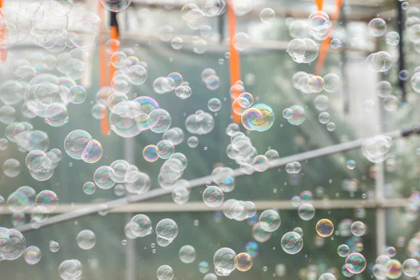 Bunte Seifenblasen aus dem Blasengebläse — Stockfoto