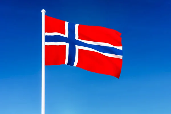 Norvégia hullámzó zászlaja, a kék ég háttér — Stock Fotó