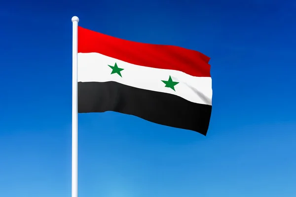 푸른 하늘 배경에서 시리아의 깃발을 흔들며 — 스톡 사진