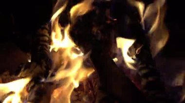 Alevler içinde odunlarla yanan ateş