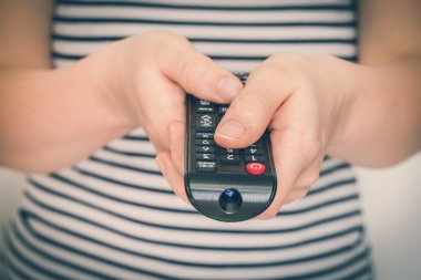 Siyah uzaktan kumanda kadınların elinde TV 'yi işaret ediyor - retro tarzı