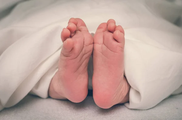 Piedini Neonato Letto Sotto Coperta Bianca Stile Retrò — Foto Stock