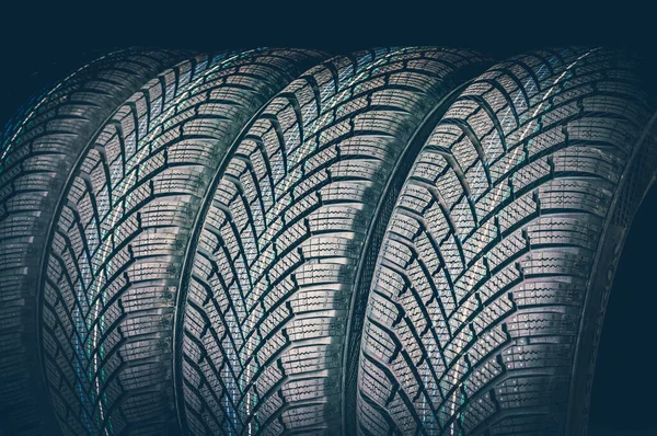 Pneus Voiture Hiver Dans Une Rangée Isolé Sur Fond Noir Photo De Stock