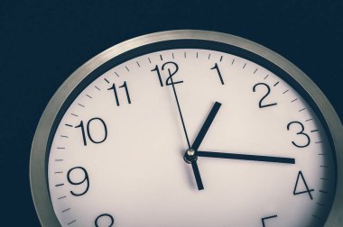 Siyah üzerine izole edilmiş saatin yakın plan görüntüsü - son tarih ve zaman kavramı - retro biçimi