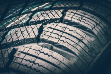 Siyah arka planda izole edilmiş kış arabası lastikleri - retro tarzı