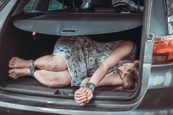 Жінка Зав Язаними Руками Всередині Багажника Автомобіля Викрадення — стокове фото