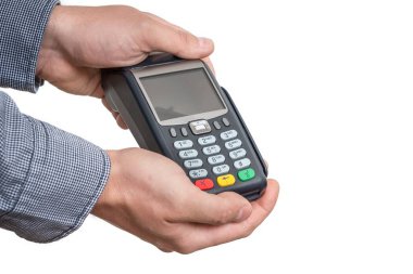 Ödeme terminali beyaz arkaplanda izole edilmiş bir adamın elinde
