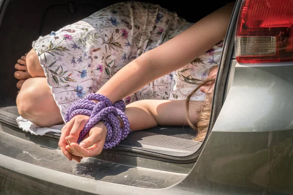Женщина Связанными Руками Внутри Багажника Автомобиля Похищение — стоковое фото