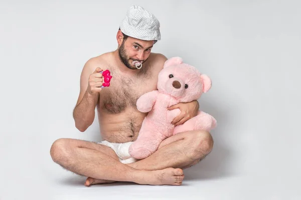Homem Adulto Infantil Com Chupeta Fralda Segurando Ursinho Pelúcia Rosa — Fotografia de Stock