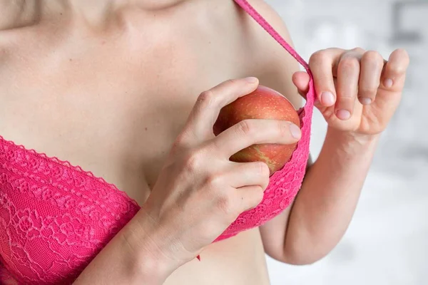 Mujer Está Llenando Sujetador Con Manzana Porque Sus Pechos Son — Foto de Stock