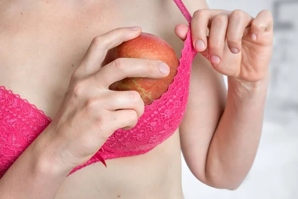 Mujer Está Llenando Sujetador Con Manzana Porque Sus Pechos Son — Foto de Stock