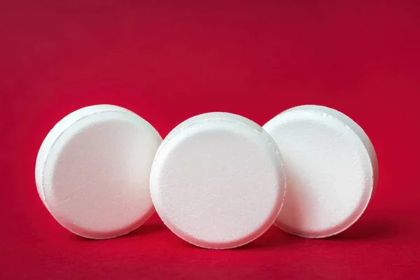 Close White Pills Isolated Red Background — Stock Photo, Image