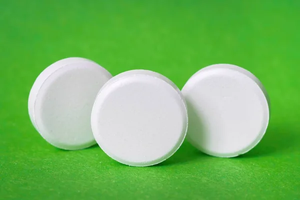 Close White Pills Isolated Green Background — Stock Photo, Image