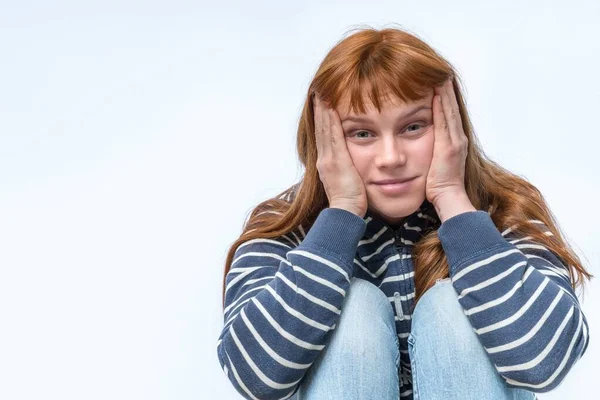 Gelukkig Mooi Meisje Geïsoleerd Grijze Achtergrond Alleen Zit — Stockfoto