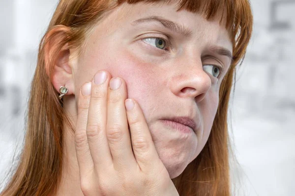 Женщина Болезненным Выражением Лица Имеет Зубную Боль Концепция Боли Теле — стоковое фото