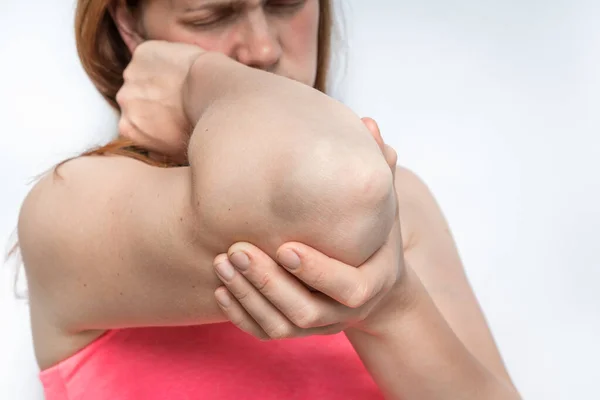 Vrouw Met Elleboog Pijn Houdt Haar Pijnlijke Arm Lichaam Pijn — Stockfoto