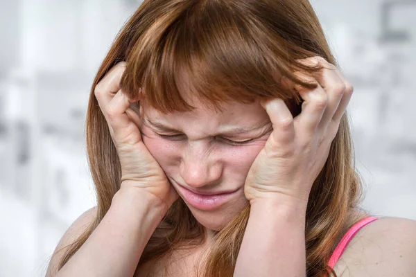 Baş Ağrısı Migreni Olan Bir Kadın Ağrıyan Alnını Tutuyor Vücut — Stok fotoğraf