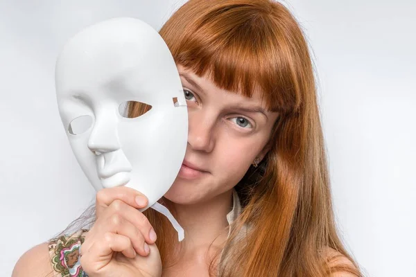Femme Mystérieuse Couvrir Son Visage Derrière Masque Blanc Anonyme — Photo