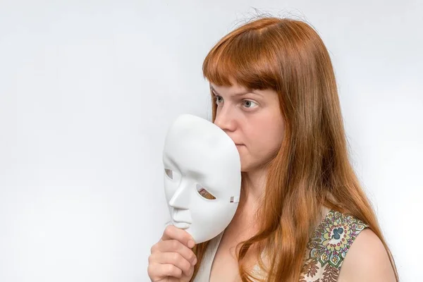 Femme Mystérieuse Couvrir Son Visage Derrière Masque Blanc Anonyme — Photo