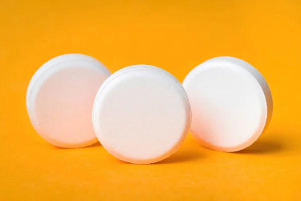 Close White Pills Isolated Orange Background — Stock Photo, Image