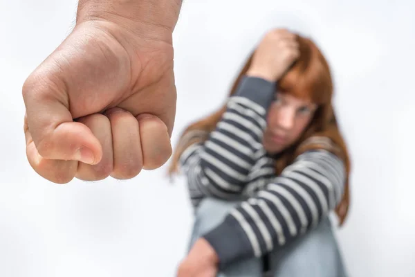 Hombre Agresivo Con Puño Golpeando Esposa Concepto Violencia Doméstica — Foto de Stock