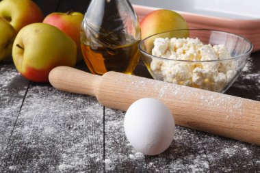 Elmalı turta yemek için malzemeler. Taze elma, tereyağı, un, şeker, baharatlar rustik ahşap arka plan üzerinde.