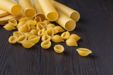 Pişmemiş makarna rustik koyu ahşap arka plan üzerine