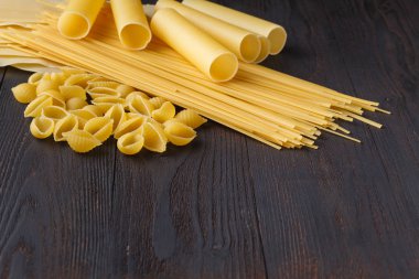 Rustik ahşap arka plan koyu makarna koleksiyonu