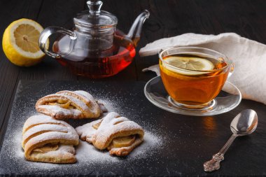 Çay ve şeker ile süslenmiş taze pişmiş peynir elma kurabiye