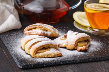 Çay ve şeker ile süslenmiş taze pişmiş peynir elma kurabiye