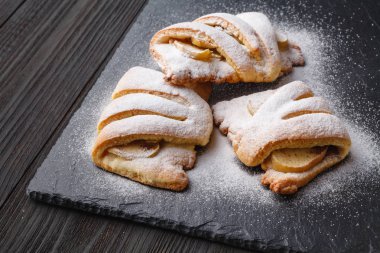 Elma ve tarçın ile çay süzme peynir kurabiye